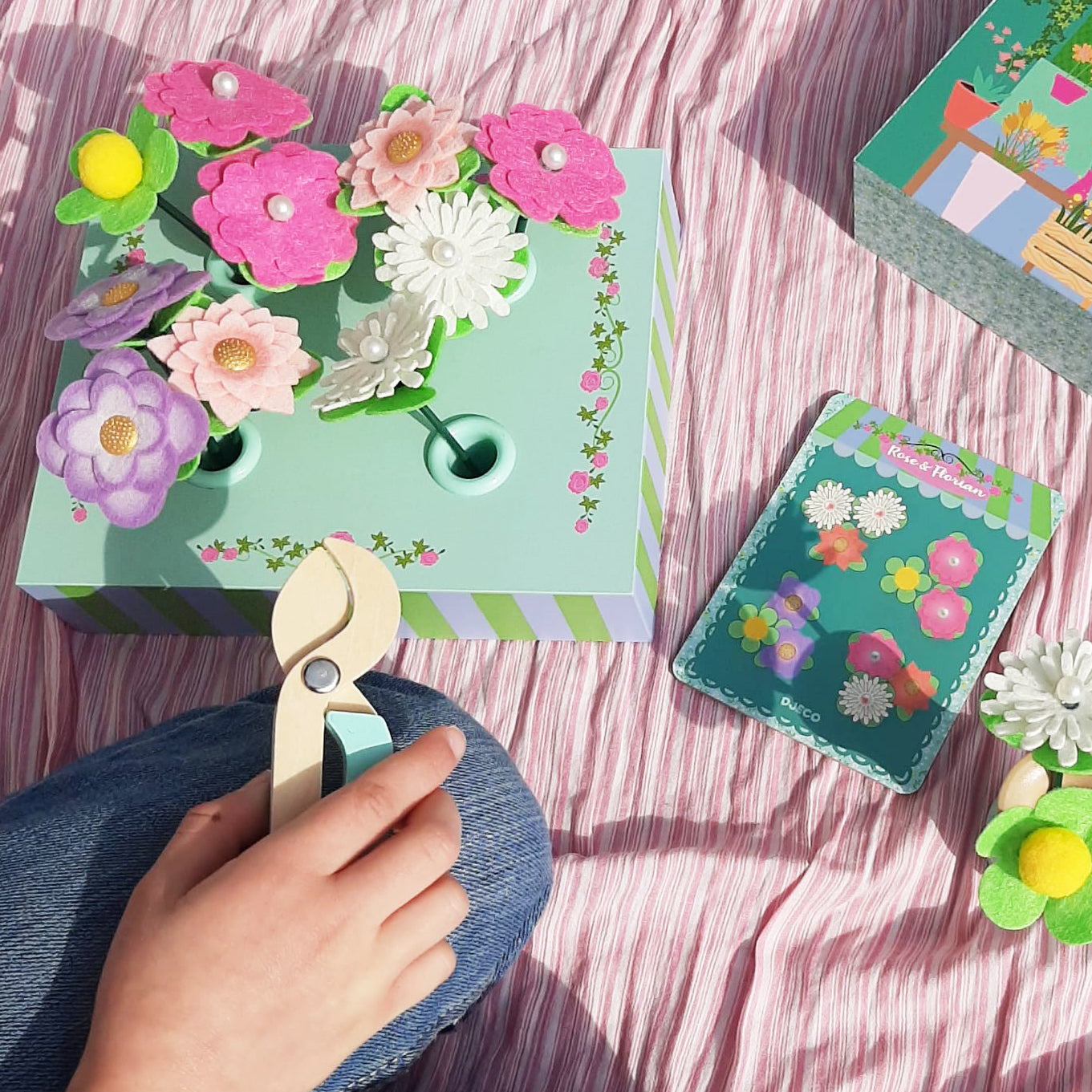 Djeco Rose & Florian - Create Bouquets With A Model