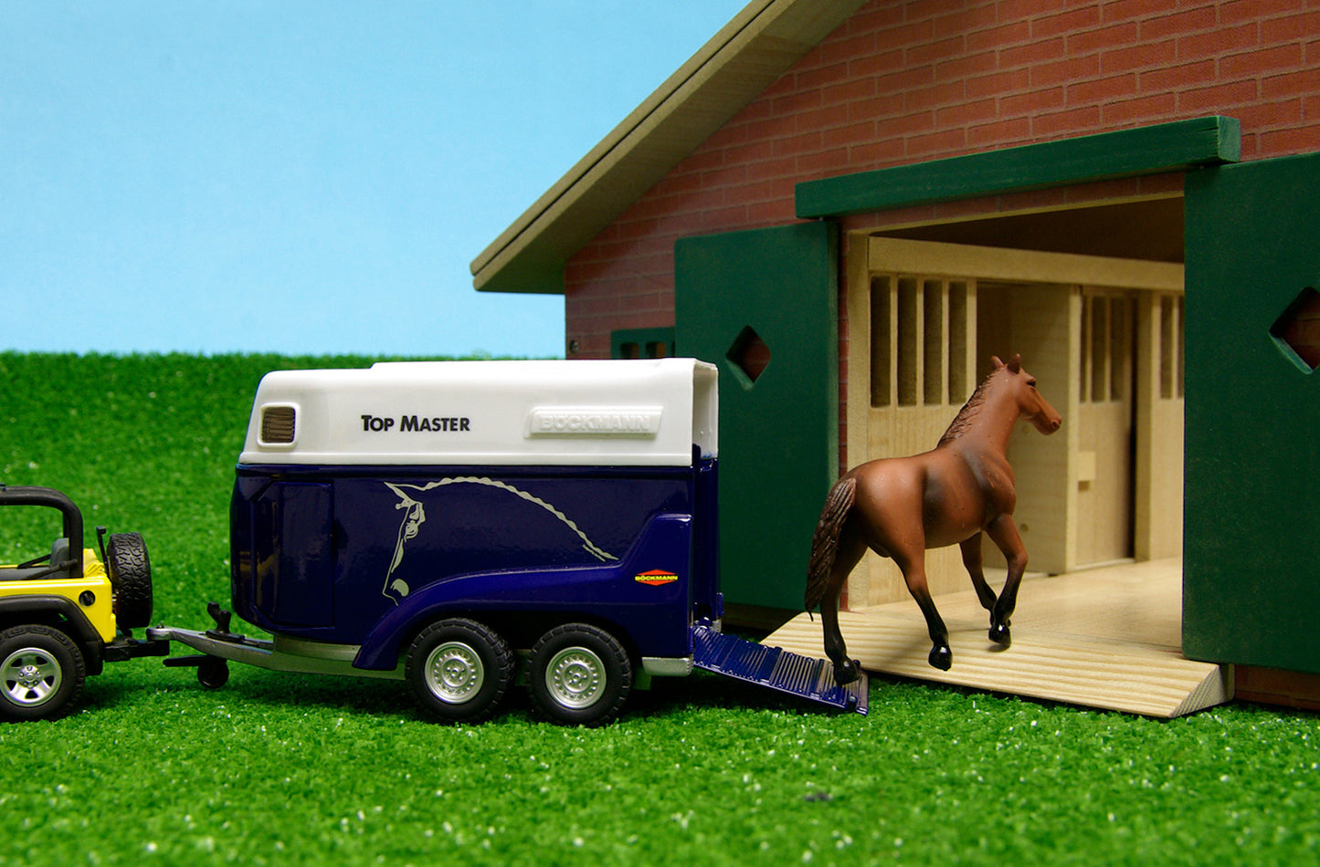 Kids Globe 1:32 Horse Stable - 62X42.5X22Cm