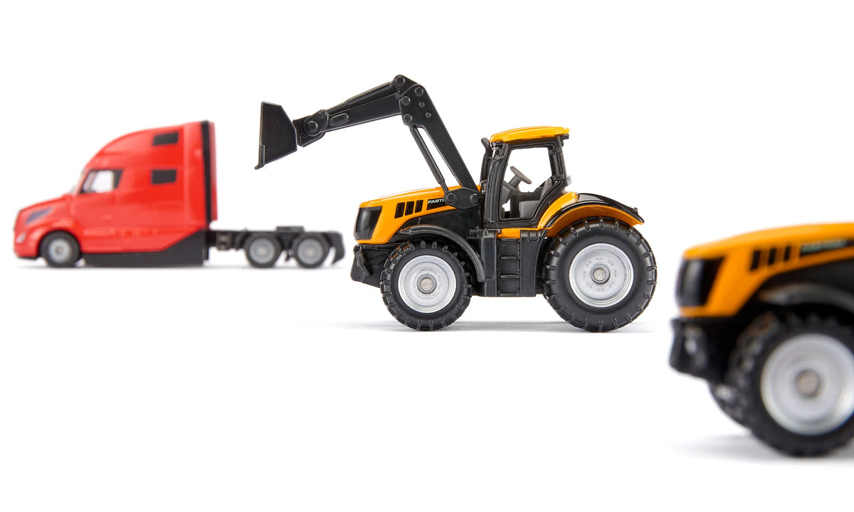 Siku 1:87 Volvo Truck with JCB Tractors