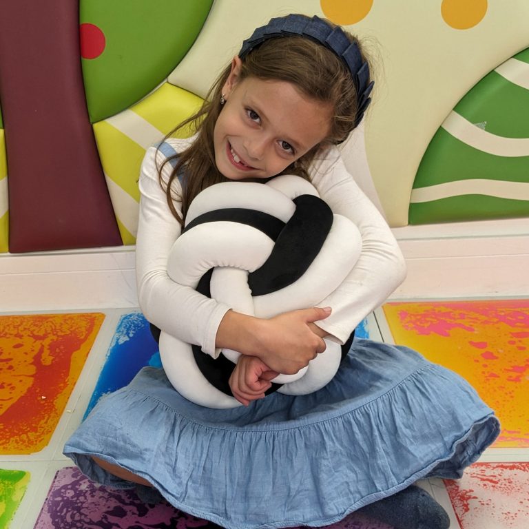 Playlearn Cuddle Ball : Black and White