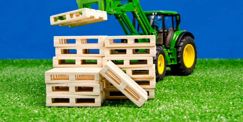 Kids Globe 1:32 Set Of 8 Wooden Pallets