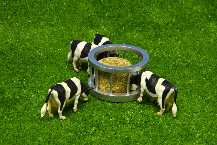 Kids Globe 1:32 Feeder Ring W/Round Bale & Cow