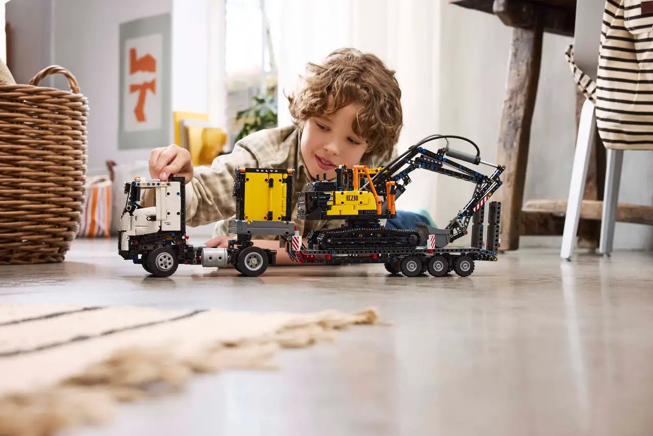 Lego Technic 42175 Volvo FMX Truck & EC230 Electric Excavator