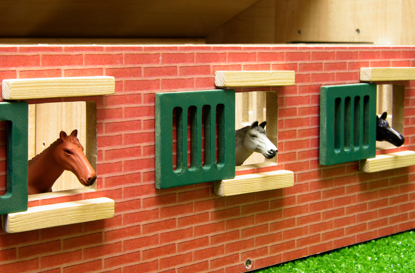 Kids Globe 1:32 Horse Stable - 62X42.5X22Cm