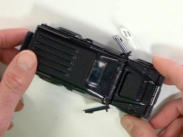 Kids Globe Pull-Back Landrover Defender W/Light & Sound asst