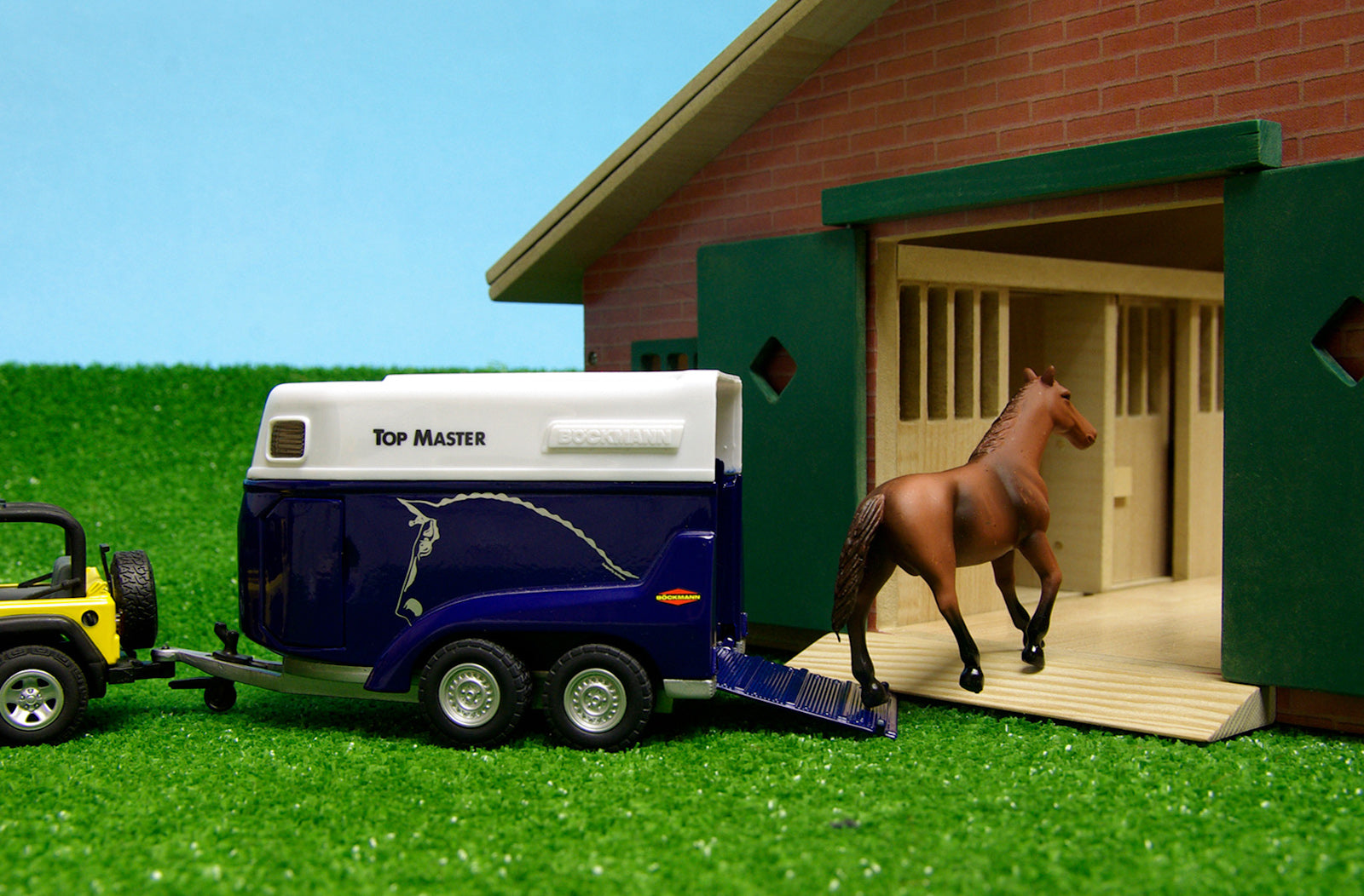 Kids Globe 1:32 Horse Stable - 62X42.5X22Cm