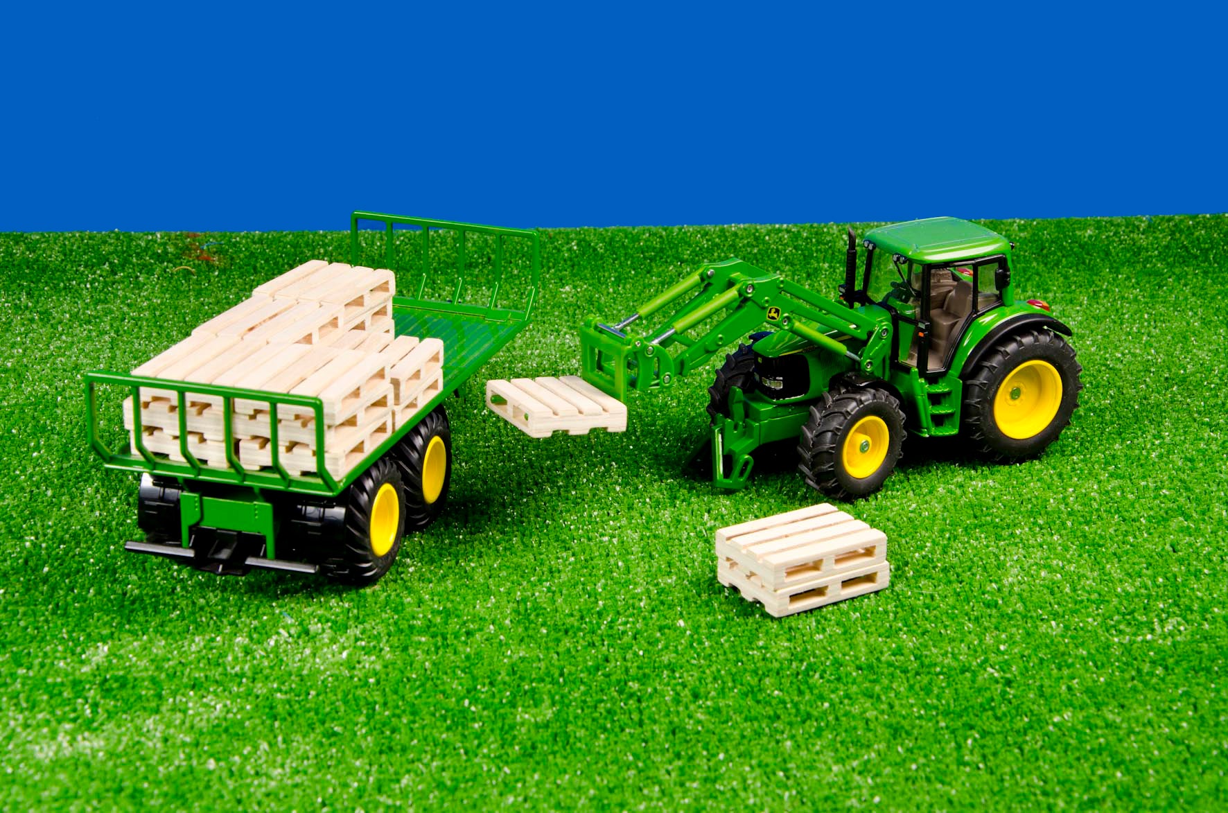 Kids Globe 1:32 Set Of 8 Wooden Pallets