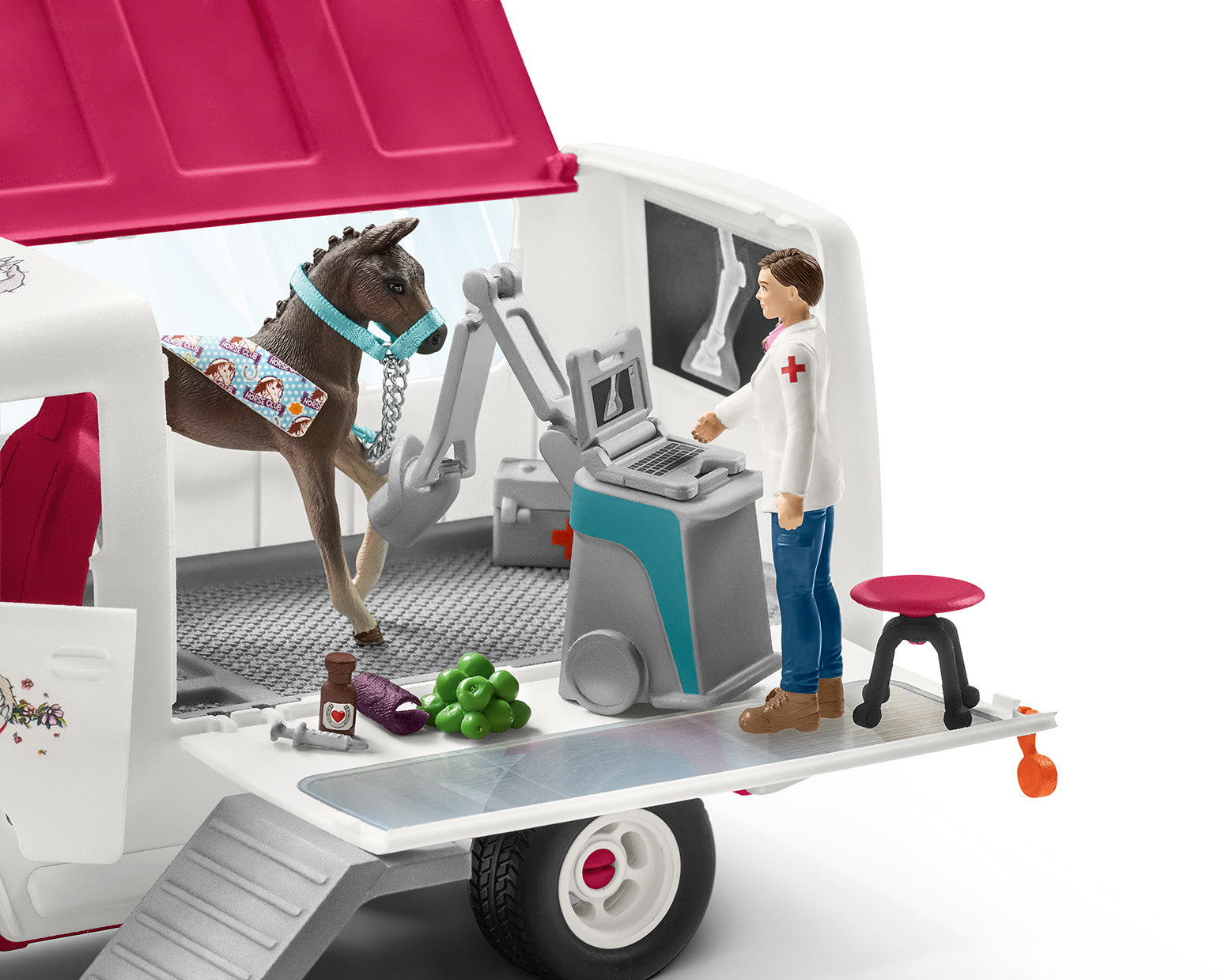 SCHLEICH 42370 MOBILE VET WITH HANOVERIAN FOAL